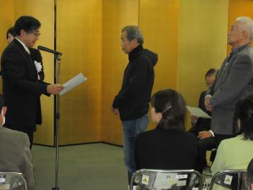 第63回近江八幡市美術展覧会表彰式にて、市長が表彰を行っている写真