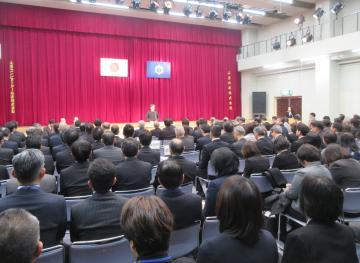 平成31(令和元)年 仕事始め式にて、着席する参加者の前で話す市長の写真