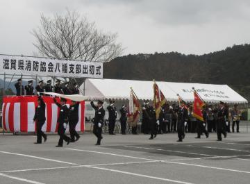 平成31年滋賀県消防協会八幡支部連合出初式にて、隊列を組む消防隊員の写真