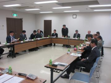 日野川流域土地改良区正副理事長会にて、四角く並べられた机に着席する参加者の前で話す市長の写真