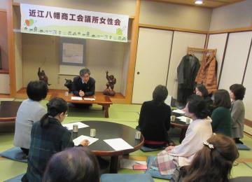 近江八幡商工会議所女性会「市長と語る会」にて、畳の上に座る参加者の女性らの前に座って話す市長の写真