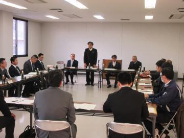 東近江消防団長連絡協議会定例会にて、四角く並べられた机に着席する参加者の前で話す市長の写真