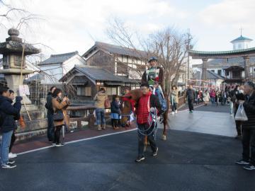 左義長まつり渡御・山車コンクールにて左義長が旧市街を練り歩く渡御行事の写真