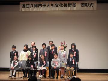 子ども文化芸術賞表彰式にて、文化芸術賞を受賞した7名が壇上に並んでいる写真