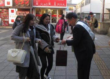 近江八幡駅前で「緑の募金」の啓発活動をしている市長の写真