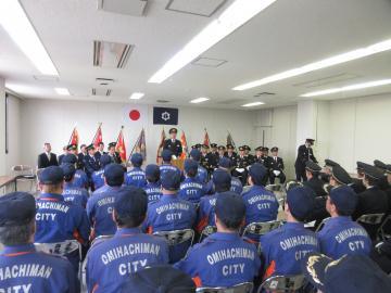 近江八幡市消防団入団・階級昇格式で椅子に座る隊員たちの写真