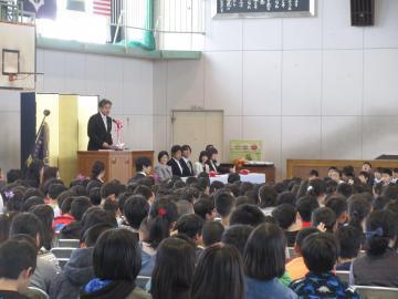 八幡小学校入学式にて登壇する市長の写真