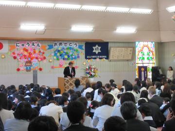 金田幼稚園入園式にて登壇する市長の写真
