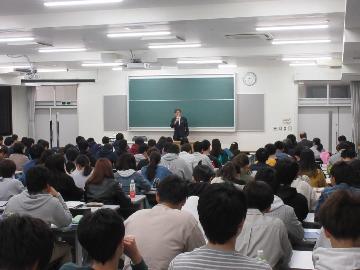 滋賀大学で講義する小西市長