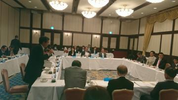 滋賀県市長会議で椅子に座る議員の写真