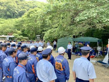 滋賀県消防操法訓練大会で隊員たちが整列している写真
