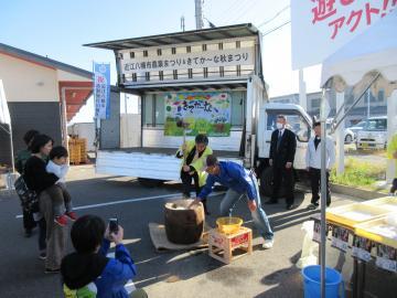 農業まつりで餅つきをしている写真