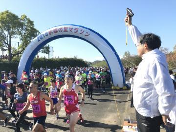 水郷の里マラソンで走る選手達の写真