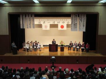 赤十字奉仕団団員一日研修会で登壇する人の写真