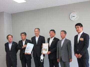 要望書を渡す小西市長他各市町の首長