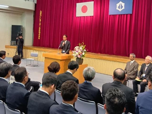 市長就任式であいさつする徳永市長