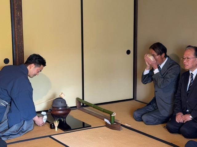 ひむれ茶会に参加する徳永市長