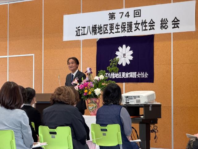 更生保護女性会であいさつをする徳永市長