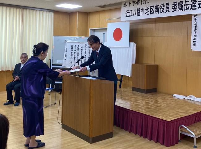 赤十字奉仕団に委嘱状を渡す徳永市長