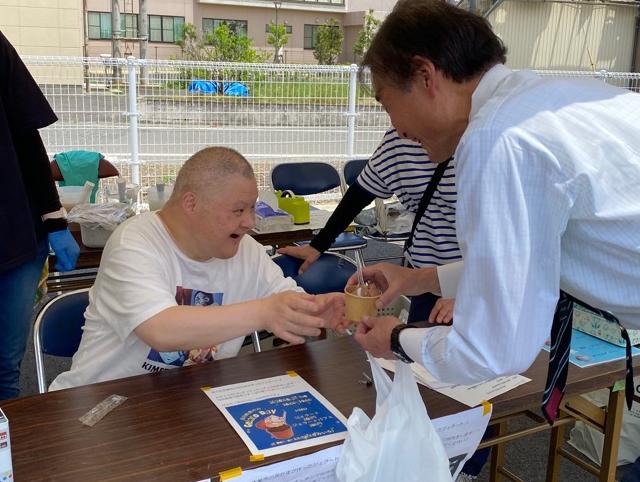 田園マルシェでジェラートを受け取る徳永市長