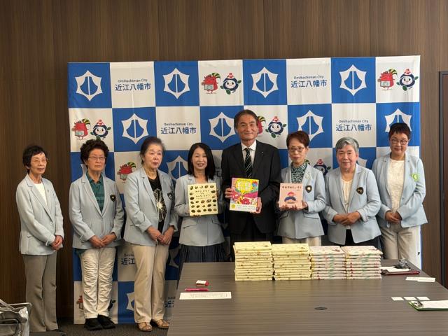 国際ソロプチミスト近江八幡から絵本の贈呈を受ける徳永市長