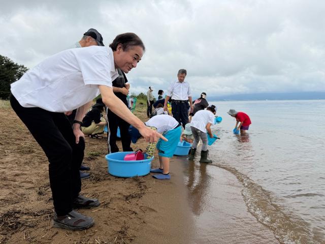 二ゴロブナ放流に参加する徳永市長