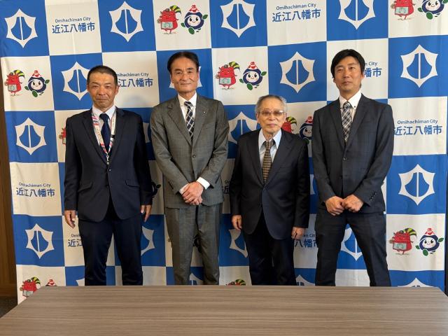 滋賀八幡病院野球部より全国大会出場報告を受ける市長