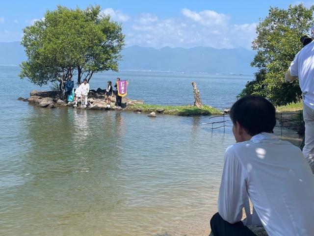 お水取り式の様子を眺める徳永市長