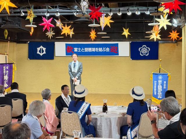 第70回富士と琵琶湖を結ぶ会交歓会で挨拶する徳永市長