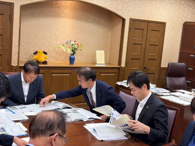 令和8年度道路河川3団体中央要望で説明する徳永市長