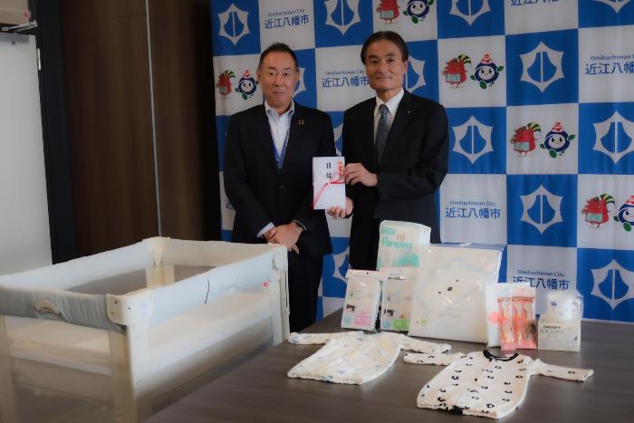 20260819_Daigasグループ寄附贈呈式で寄付を受け取る徳永市長