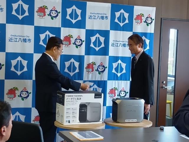 20260820_滋賀県電気工事工業組合から寄付を受け取る徳永市長