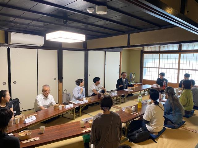 20260827地域おこし協力隊意見交換会に参加する徳永市長