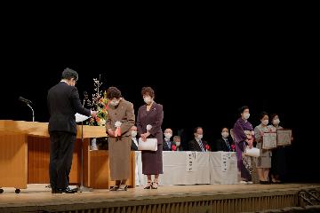 感謝状を渡す小西市長