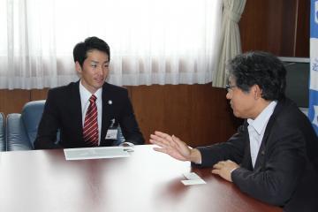 JICA青年海外協力隊員派遣者を激励する市長の写真