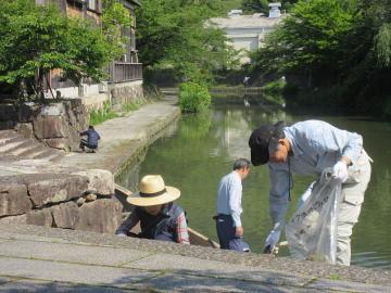 八幡堀一斉清掃にて、参加者と共に清掃活動を行う市長の写真