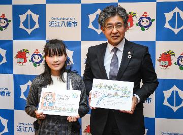 受賞者の加藤さんと市長