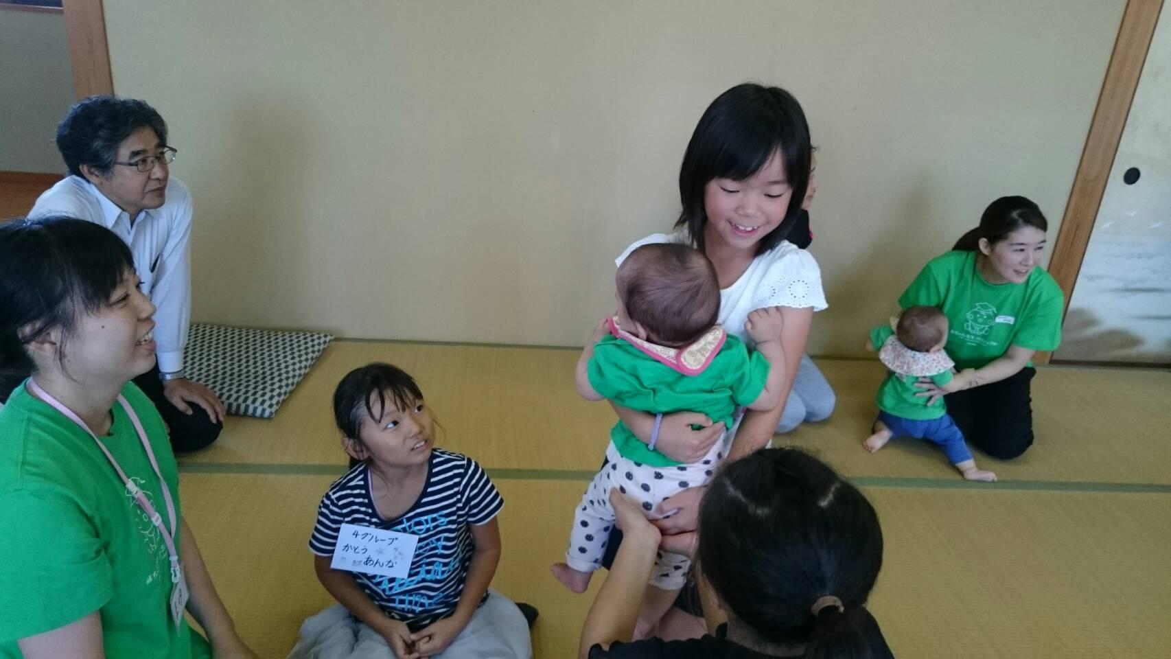 赤ちゃん先生：赤ちゃんを抱っこしている女の子の写真