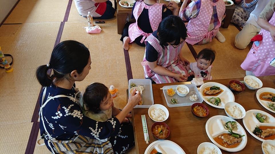 ご飯を食べている親子の写真