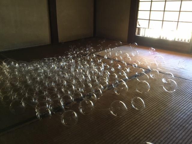 BIWAKOビエンナーレ：室内にてシャボン玉のような透明の玉が多く畳の上に転がっている作品