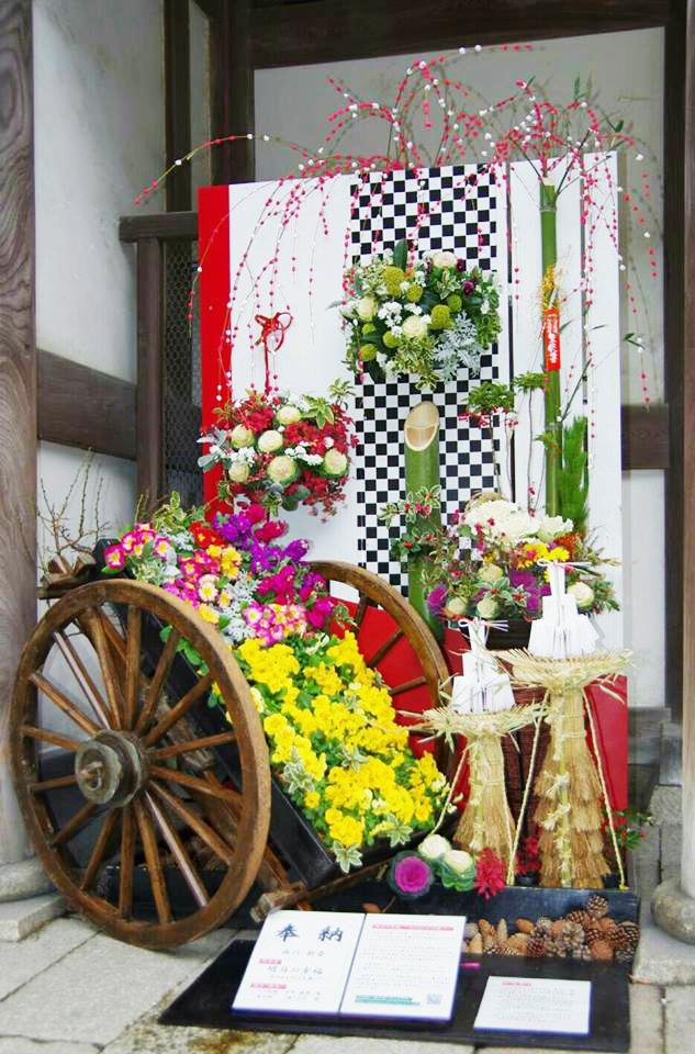 日牟禮八幡宮の花装飾：門松を花装飾した写真