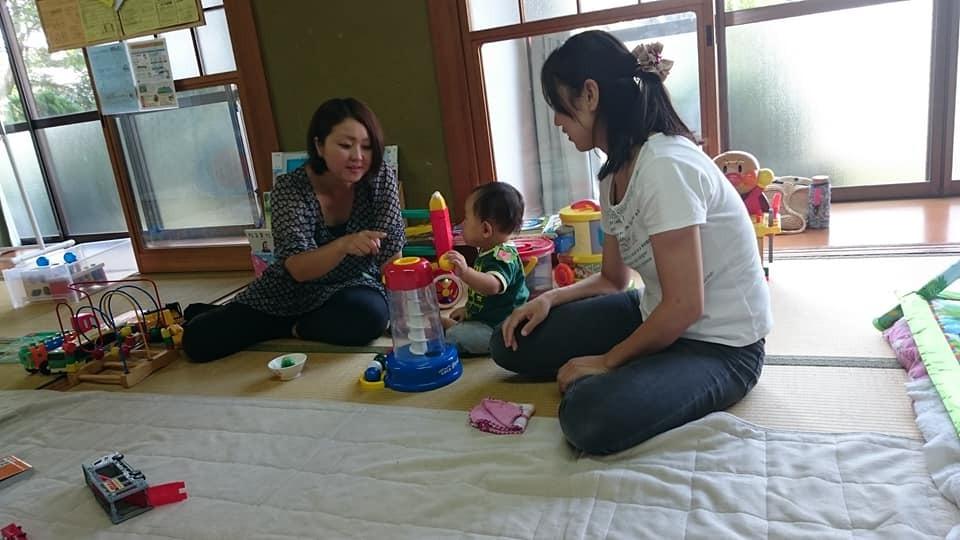 ほんわかの家金田：赤ちゃんを玩具で遊ぶ女性2名の写真