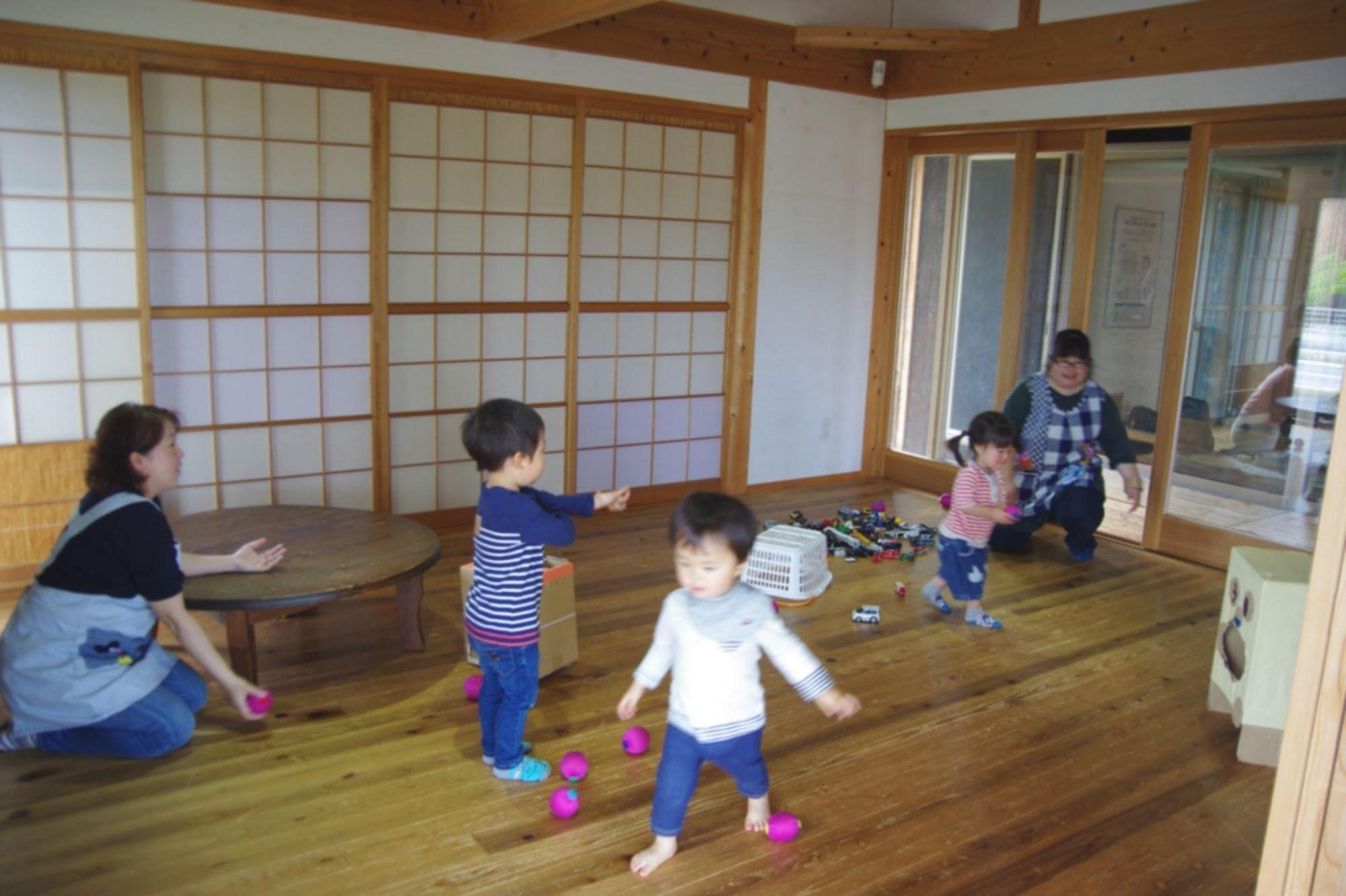 ボールで遊んでいる子どもたちの写真