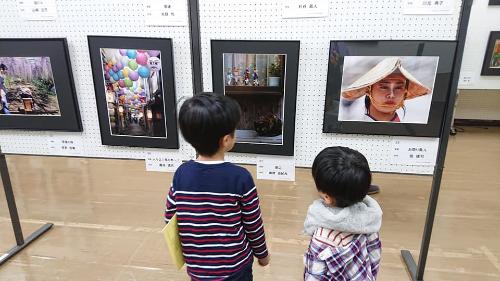 美術展覧会で作品を見る子どもの写真