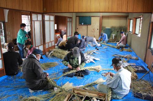 江頭町公民館でしめ縄づくり