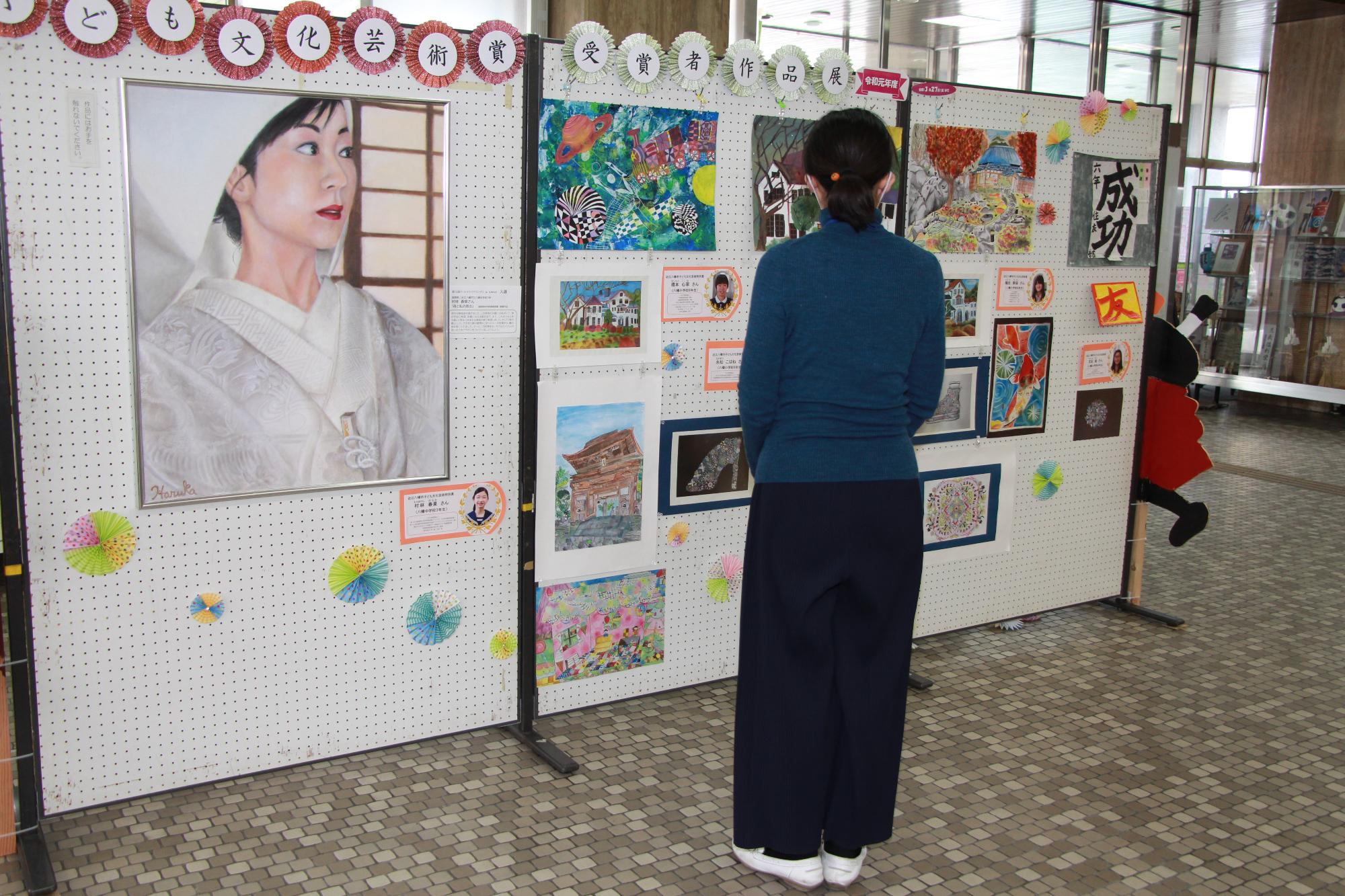 こども文化芸術賞の作品展示風景