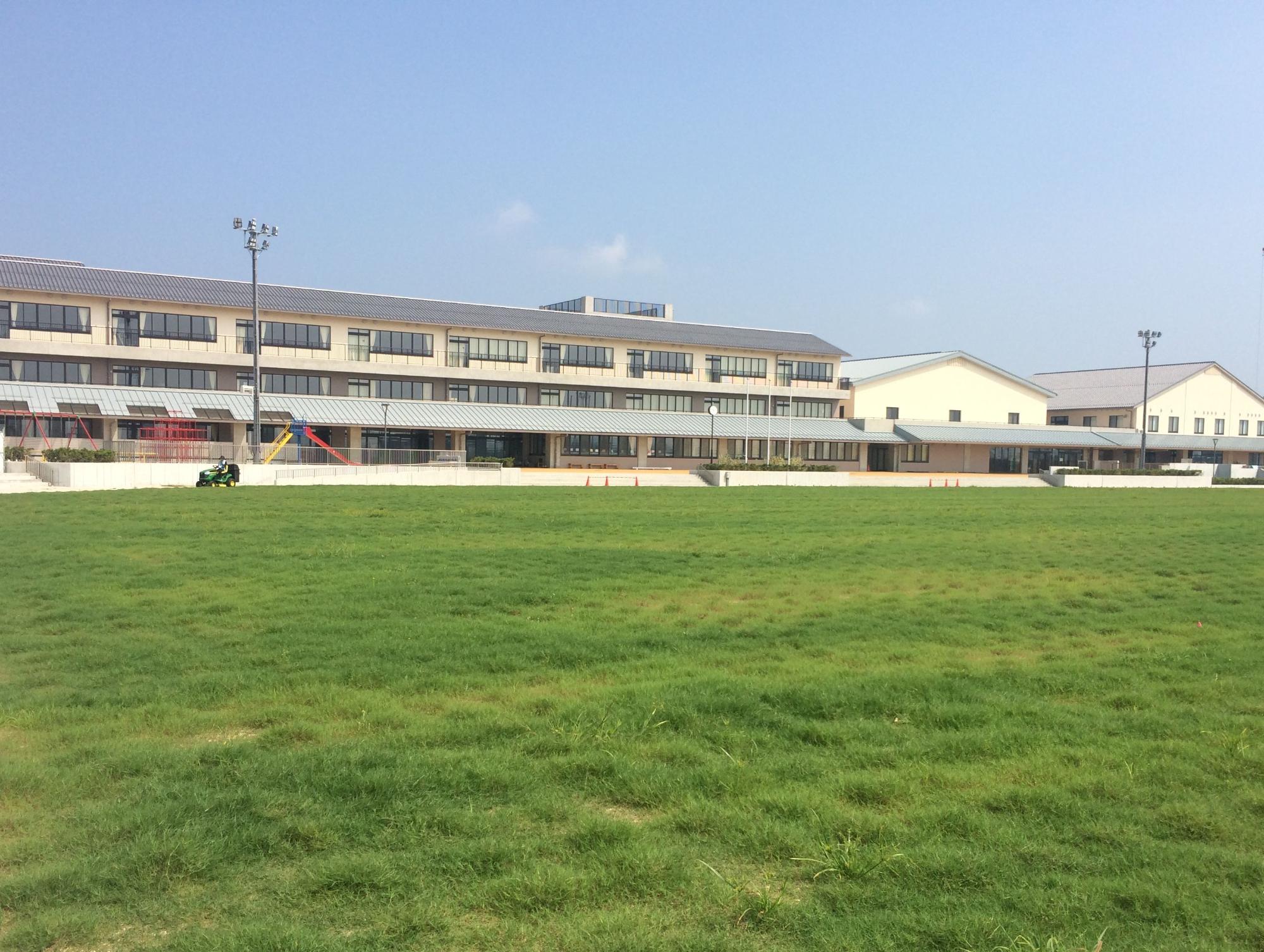 岡山小学校の校庭から校舎を望む写真