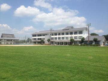 武佐小学校の校庭から校舎を望む写真