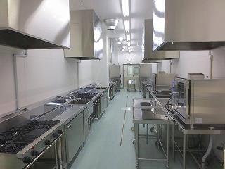 オーブンレンジ・ガスコンロ・調理台などが設置されたアレルギー対応室の写真