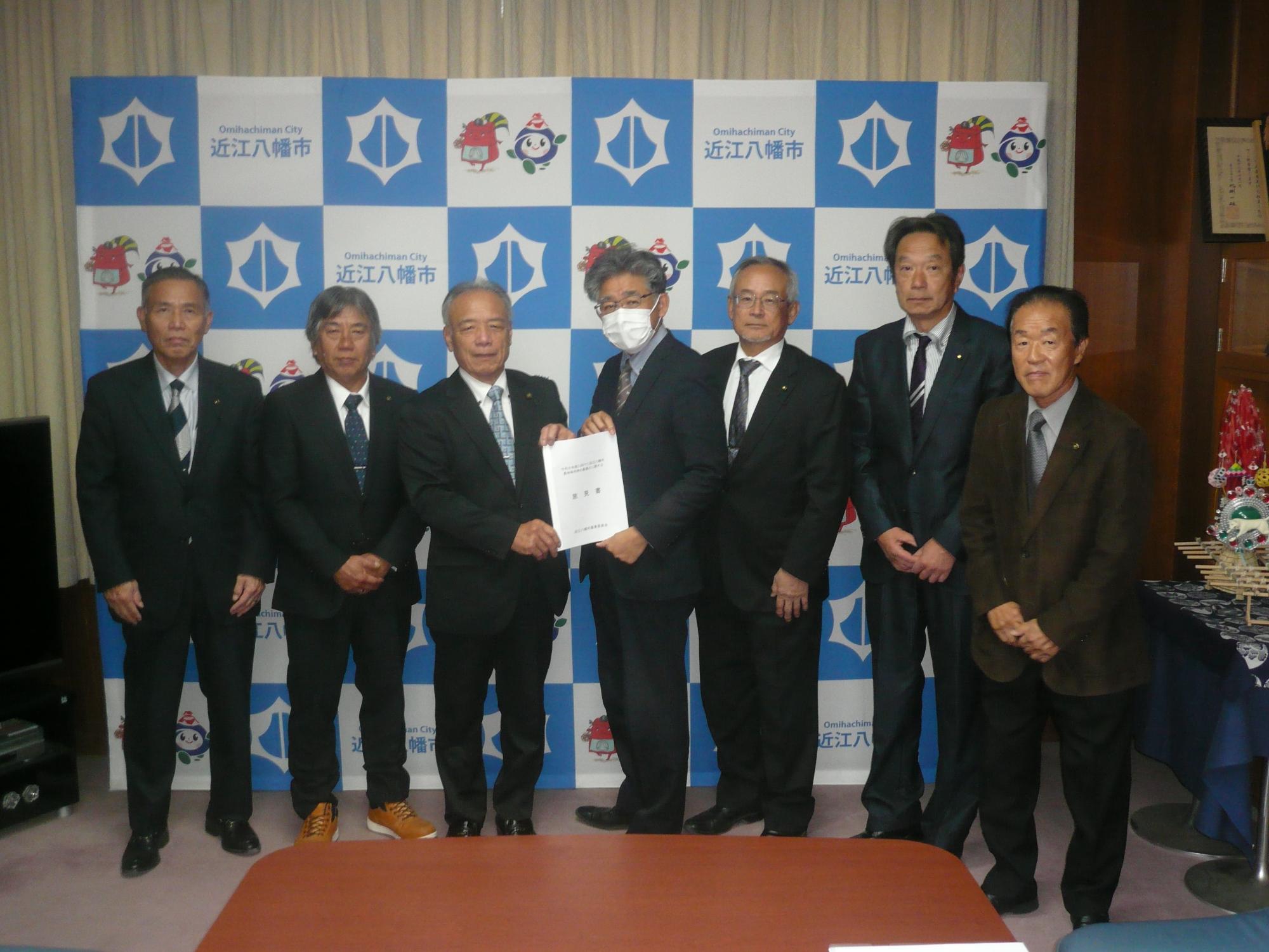 意見書を渡す代表と受け取る小西市長